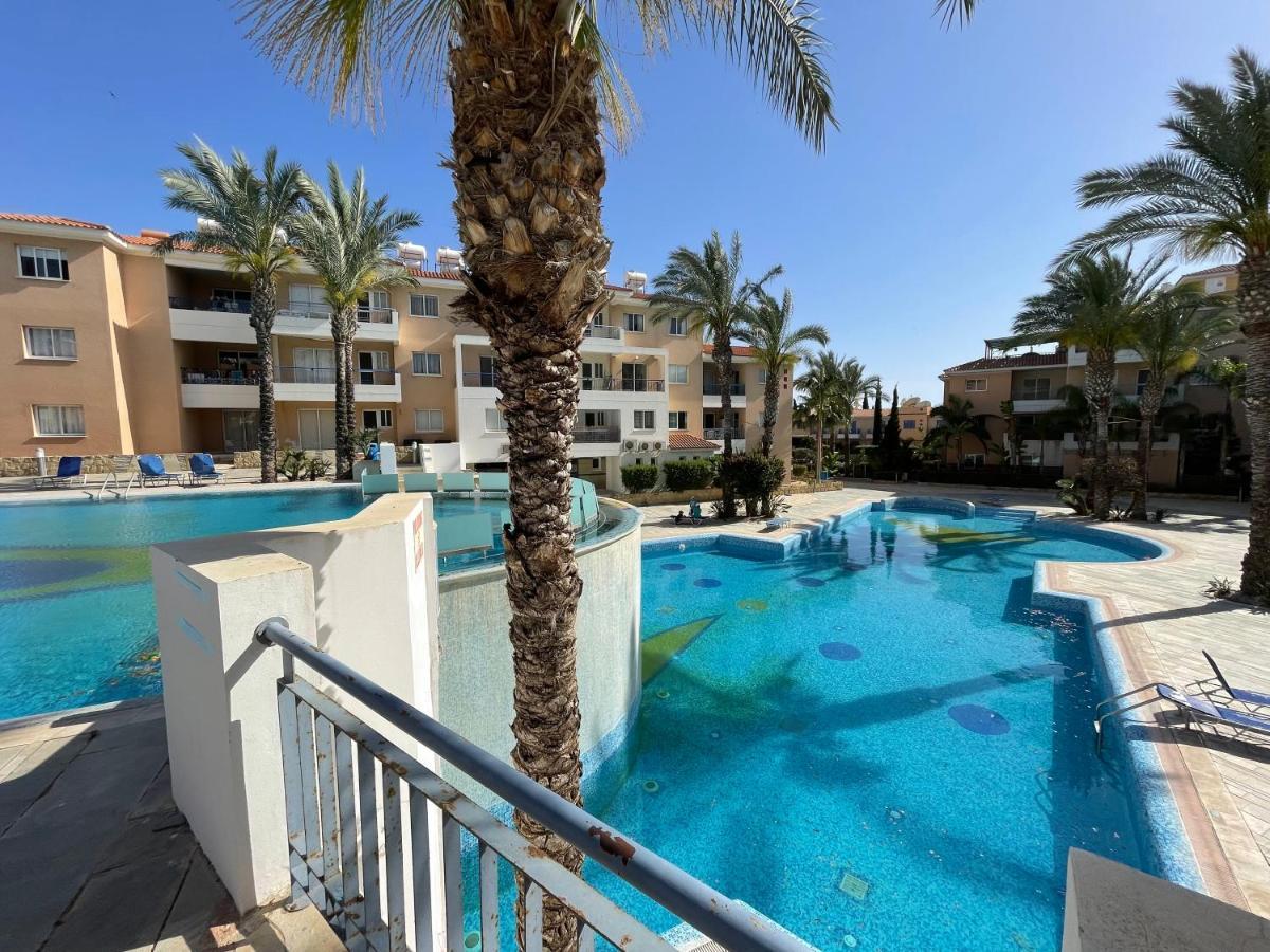 Iris Village Grand Apartment Paphos Extérieur photo