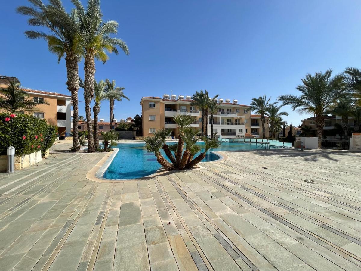 Iris Village Grand Apartment Paphos Extérieur photo