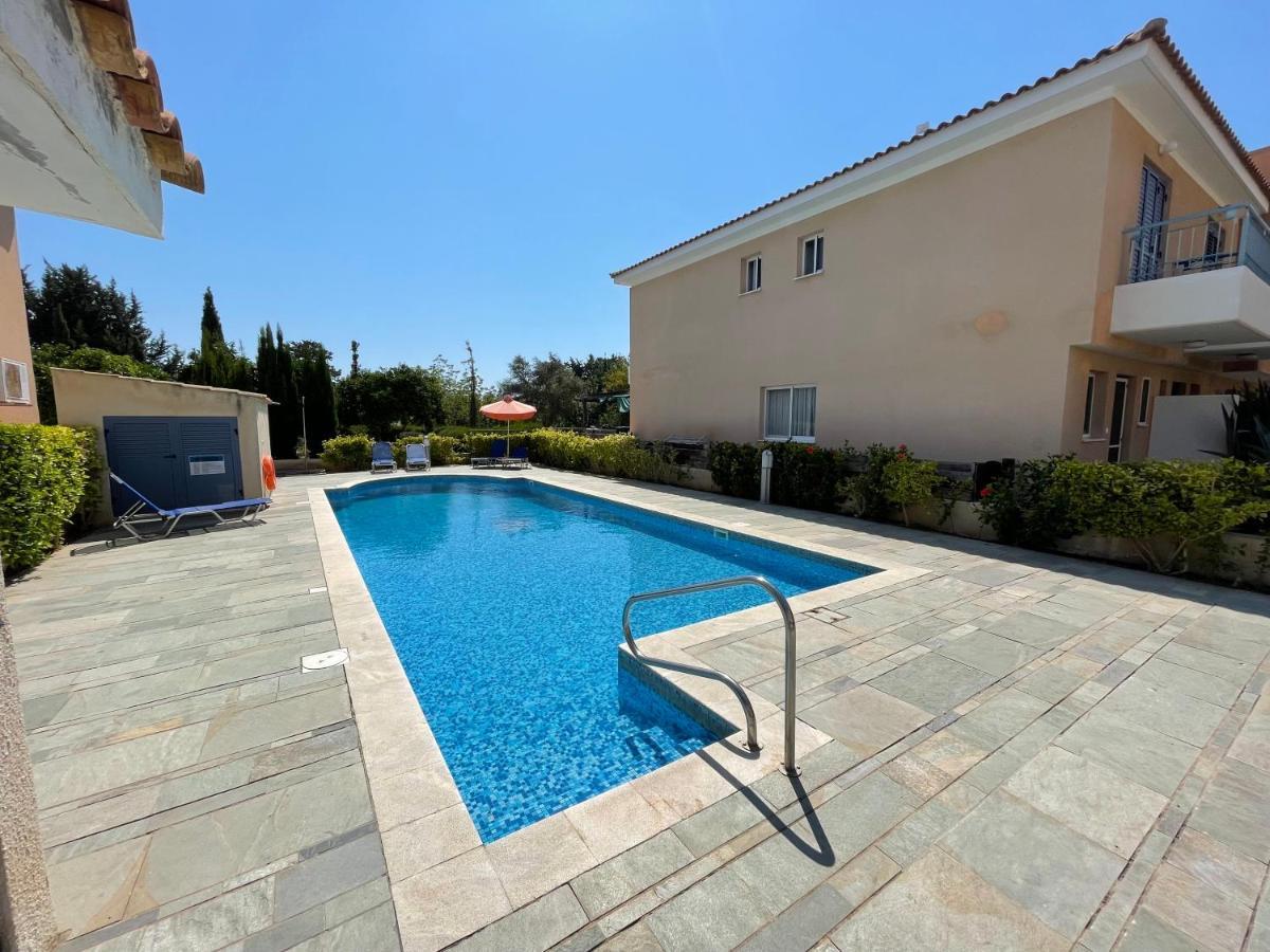 Iris Village Grand Apartment Paphos Extérieur photo