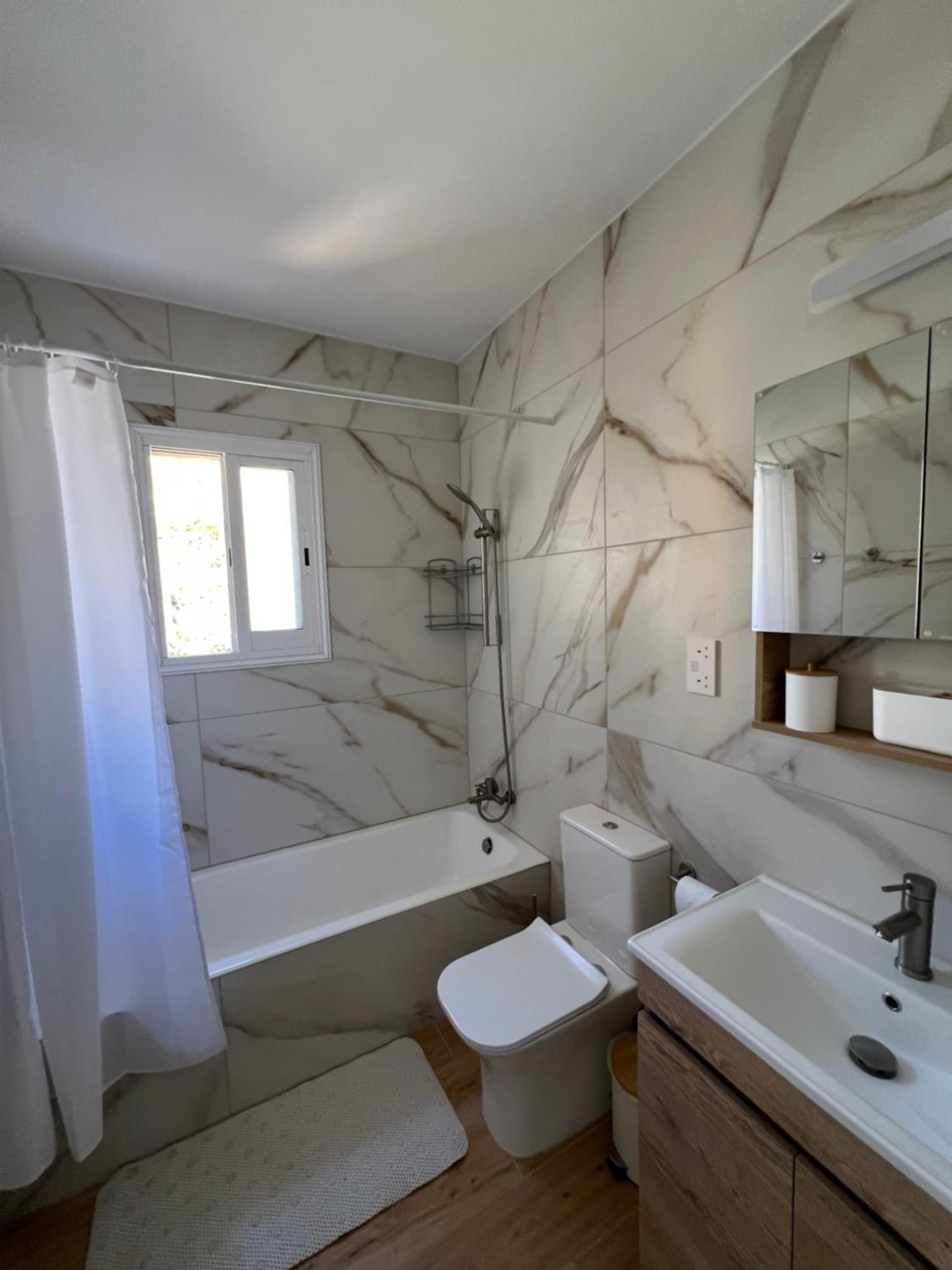 Iris Village Grand Apartment Paphos Extérieur photo