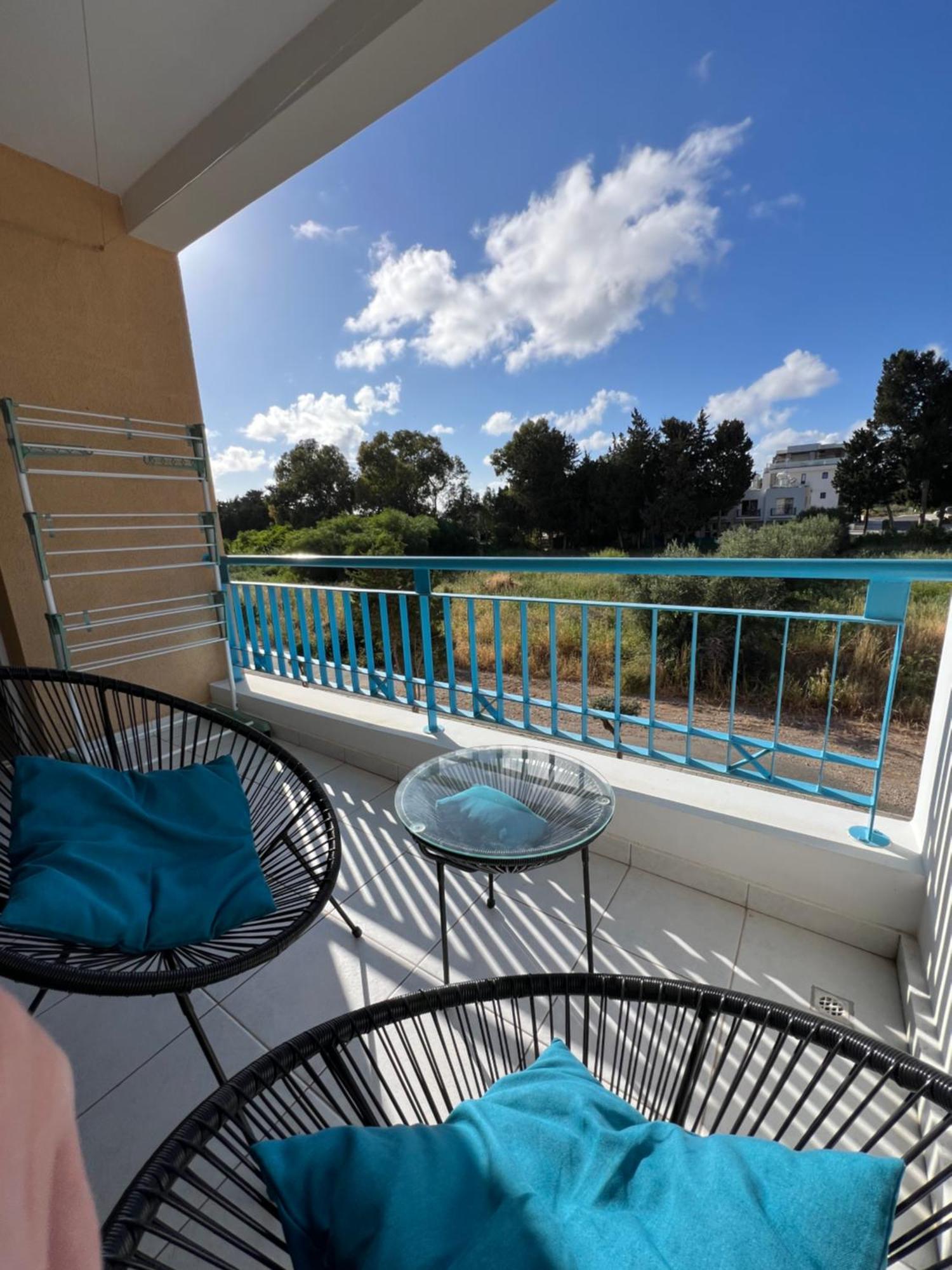 Iris Village Grand Apartment Paphos Extérieur photo