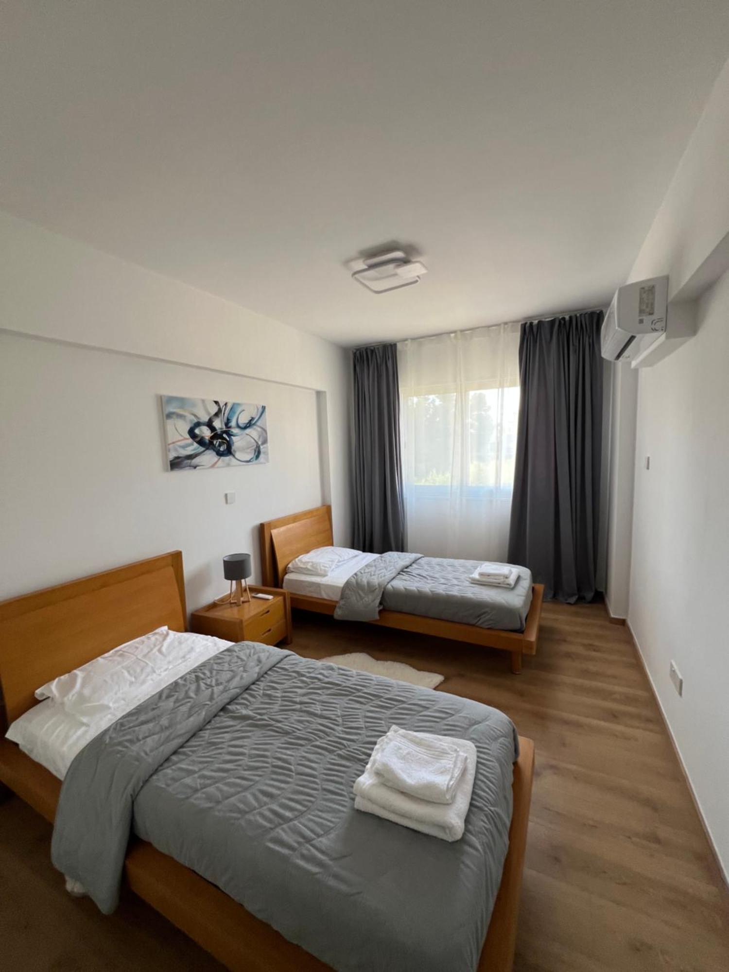 Iris Village Grand Apartment Paphos Extérieur photo