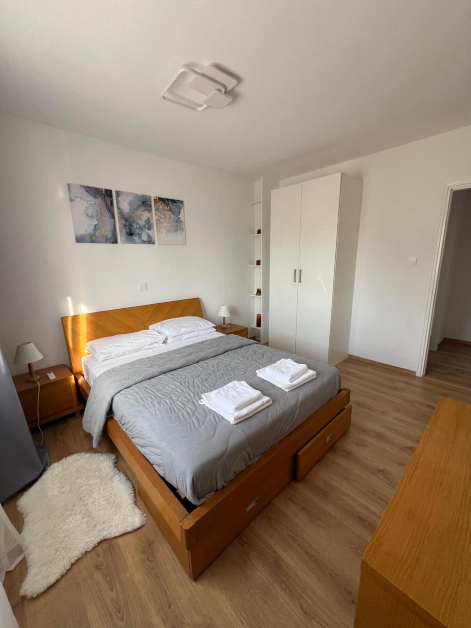 Iris Village Grand Apartment Paphos Extérieur photo