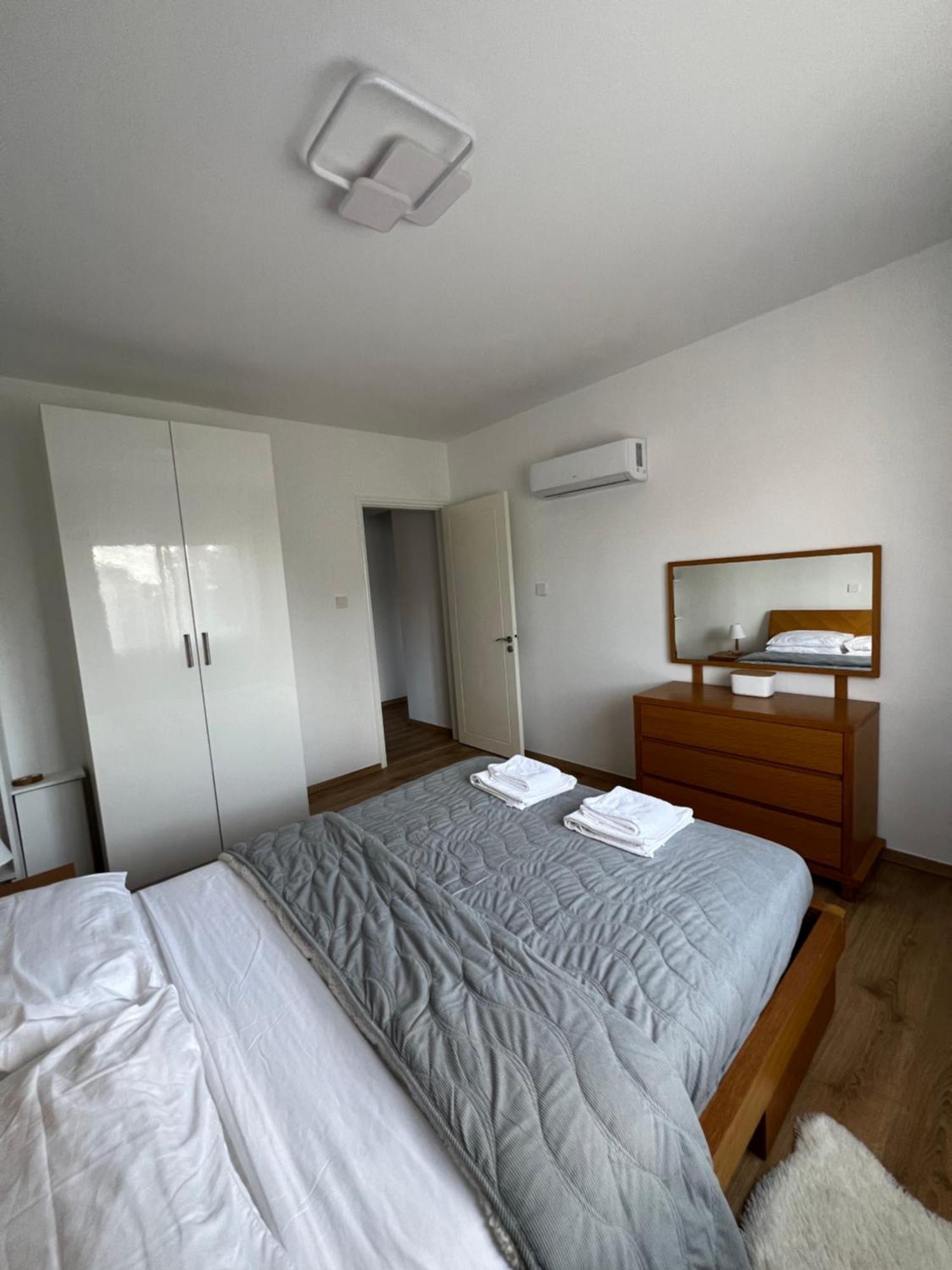 Iris Village Grand Apartment Paphos Extérieur photo