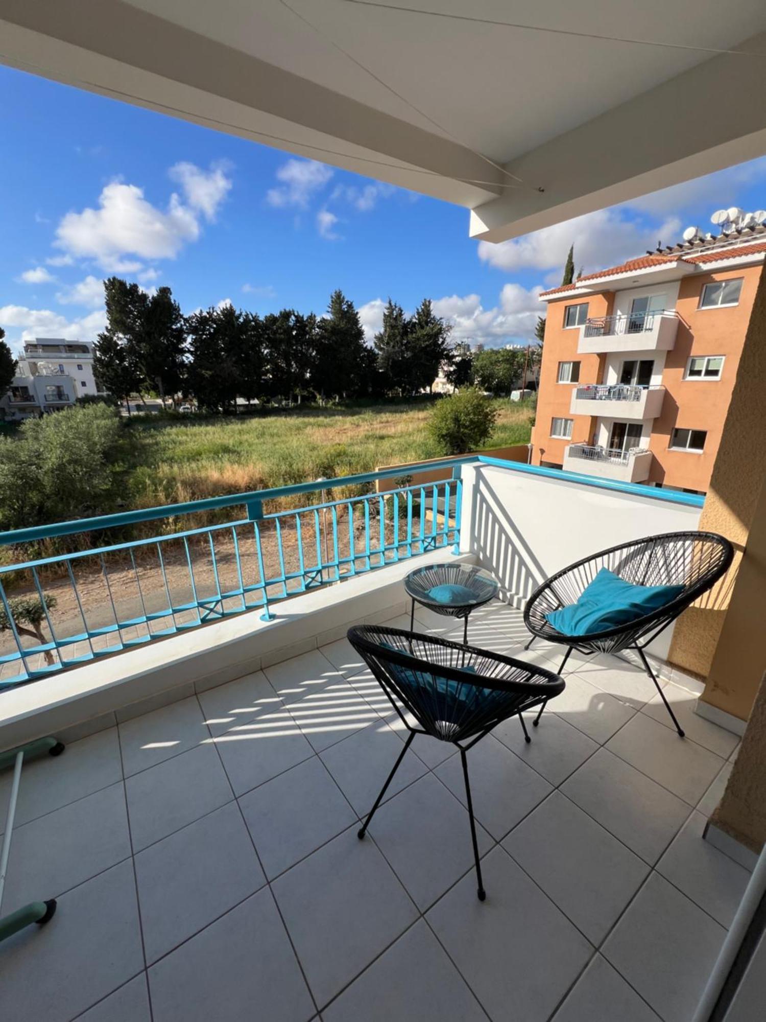 Iris Village Grand Apartment Paphos Extérieur photo